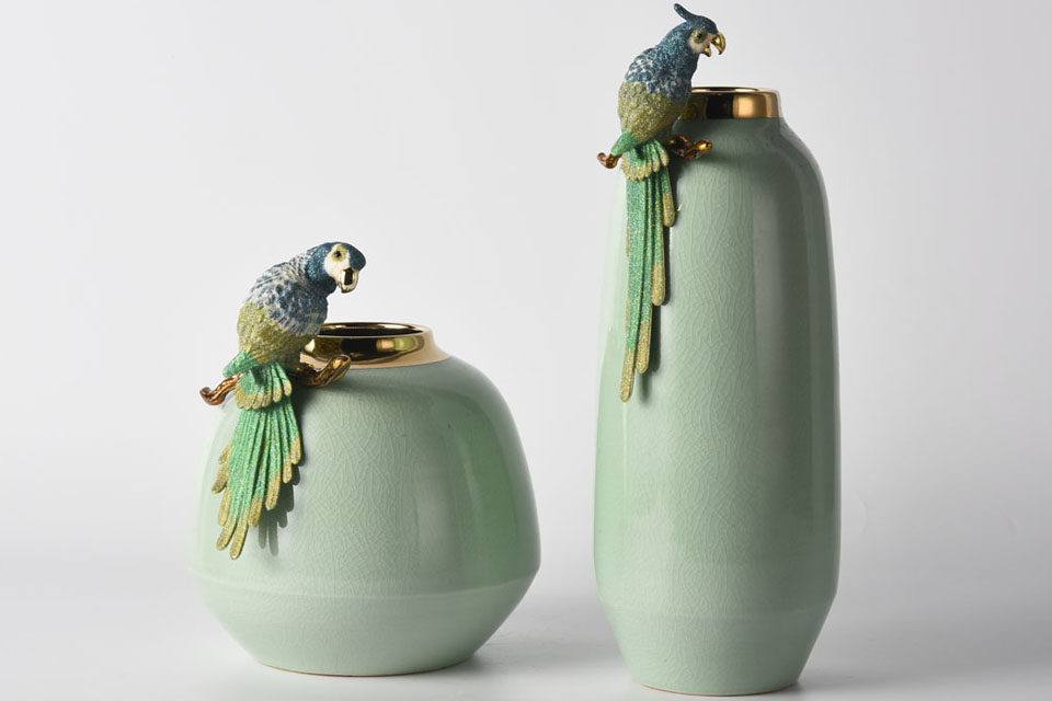 Ceramic Vase na Display sa Sala