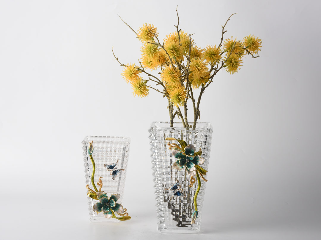 Baccarat Glass Vase Decor na may Irises at Butterflies